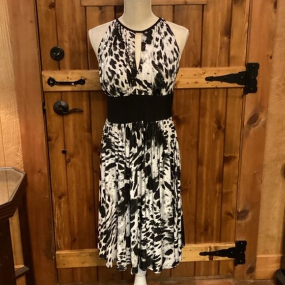 R & M Richards Dresses & Skirts - R & M Richards little party dress embellished size 8 Petite